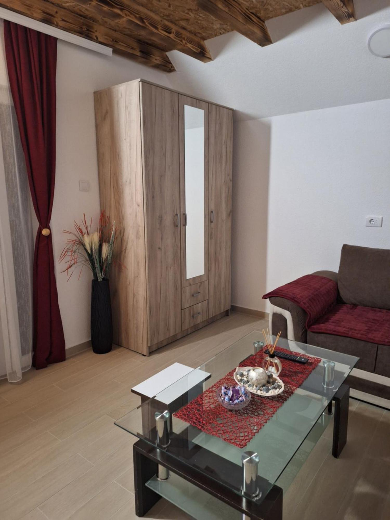 Apartmani Lena Pluzine Luaran gambar