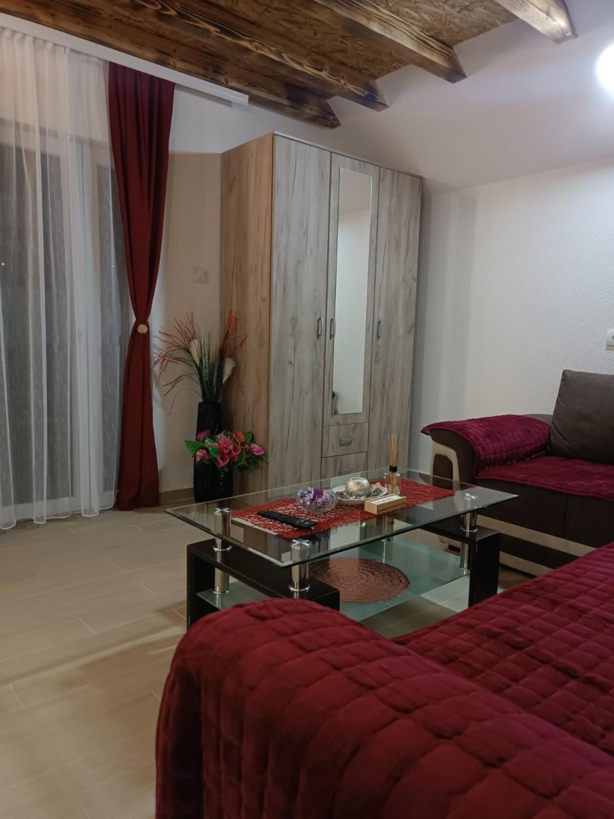 Apartmani Lena Pluzine Luaran gambar